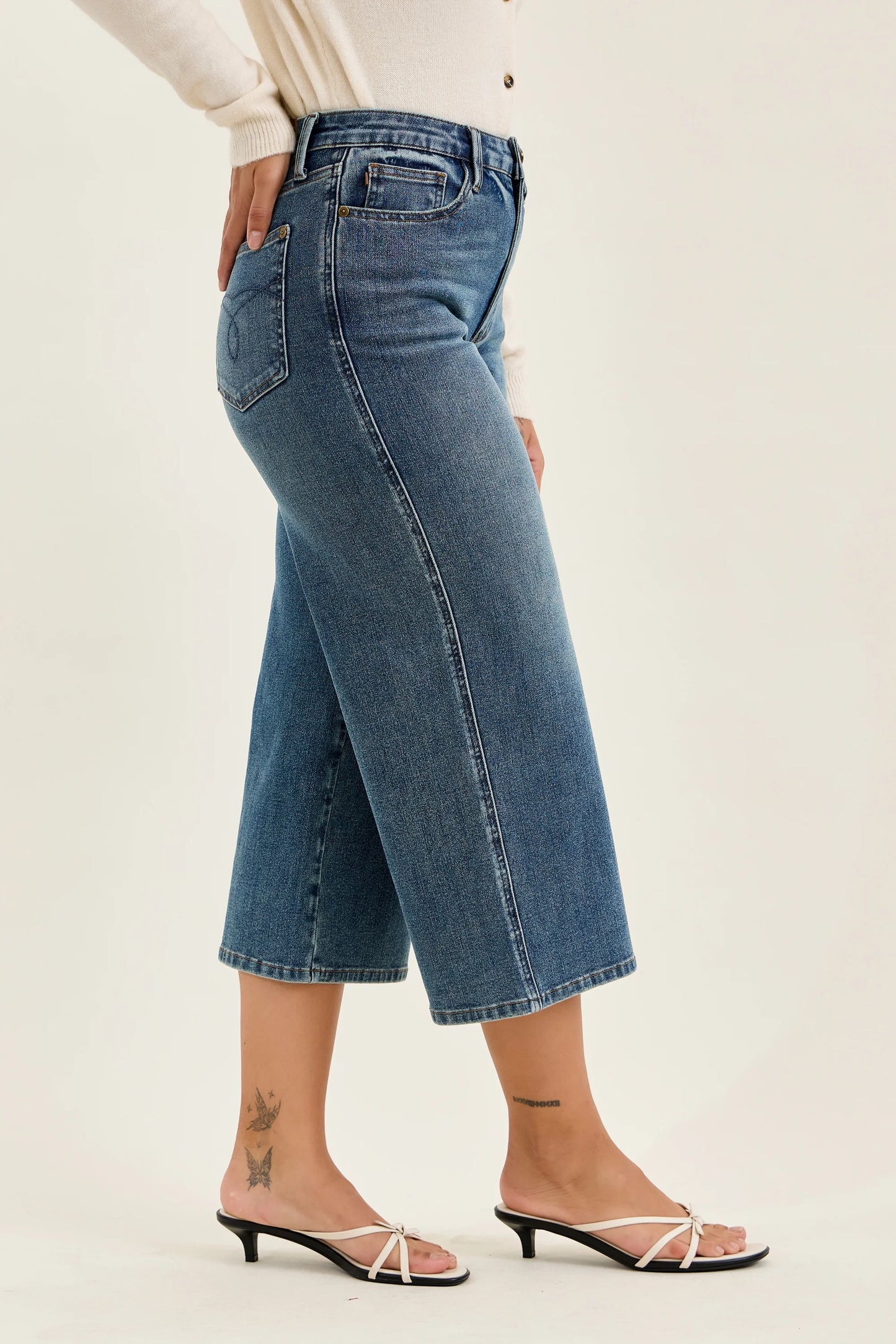 Judy Blue 881186 Dottie Wide Crop – MD Quarry Fade Jeans