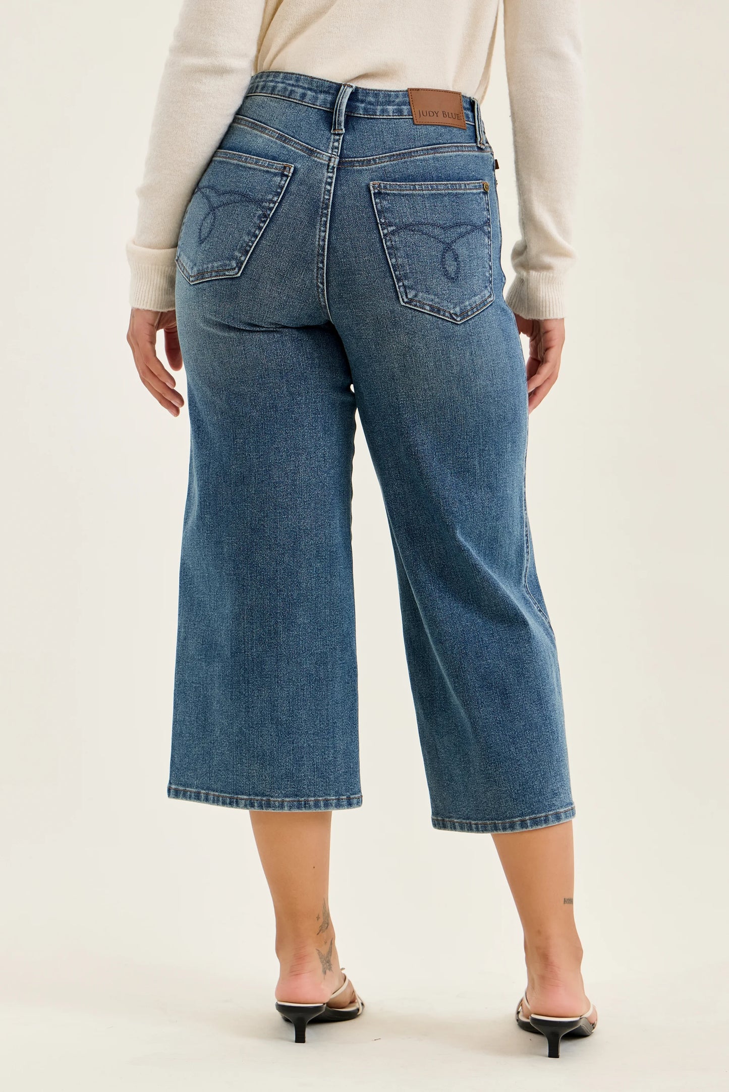 Judy Blue 881186 Dottie Wide Crop – MD Quarry Fade Jeans