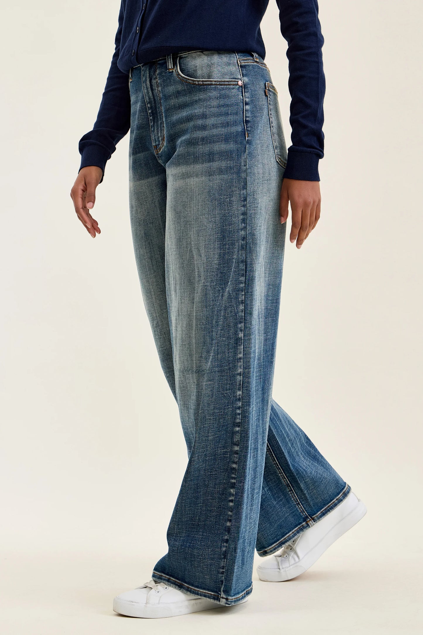 881157 HW WILHELMINA Baggy MD Vintage Blast Jeans Judy Blue