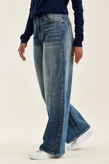881157 HW WILHELMINA Baggy MD Vintage Blast Jeans Judy Blue
