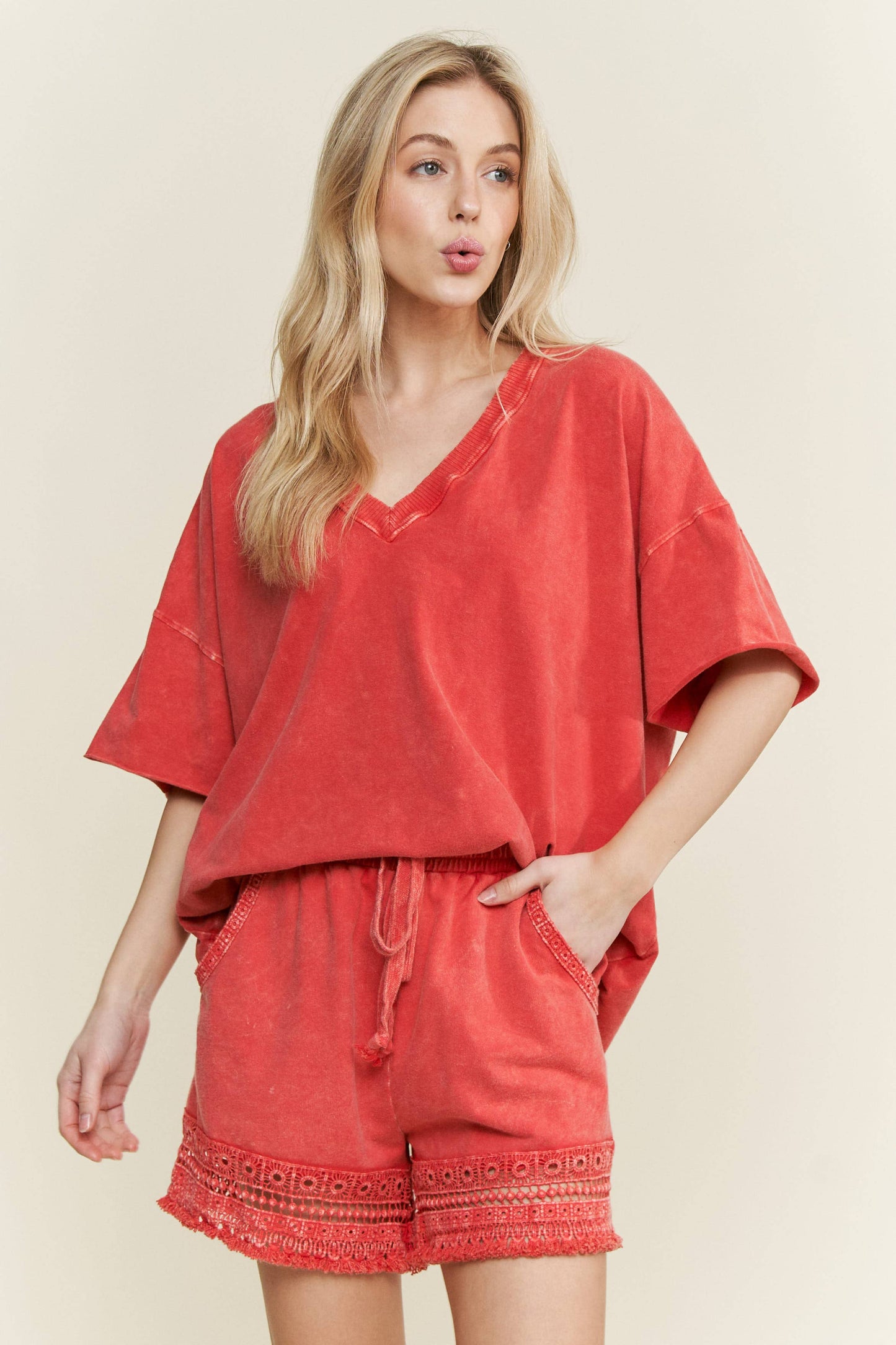 Mineral Wash VNECK everyday Tshirt HT4166