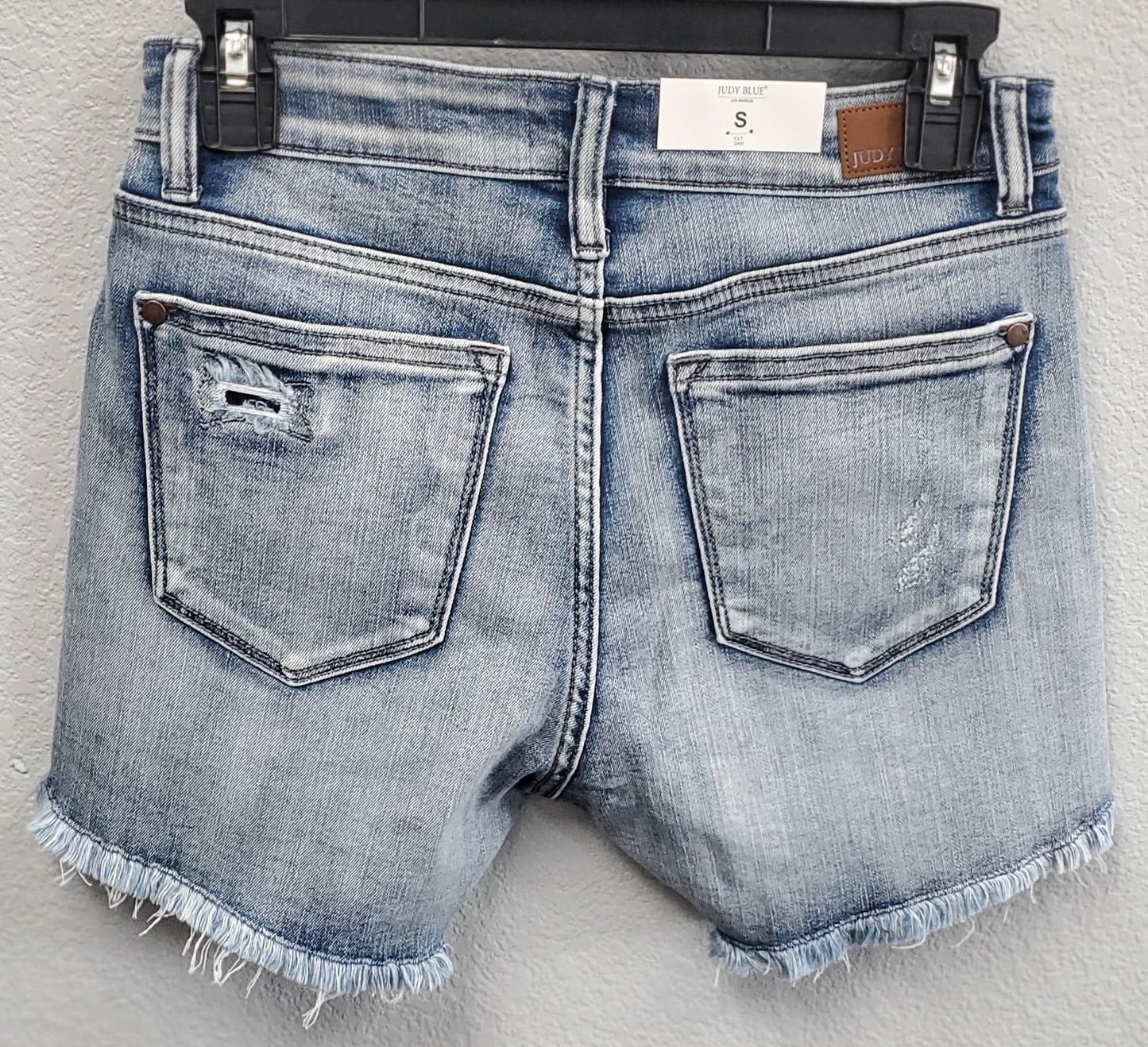 MID-RISE PATCH + WASHOUT CUT OFF SHORTS Judy Blue