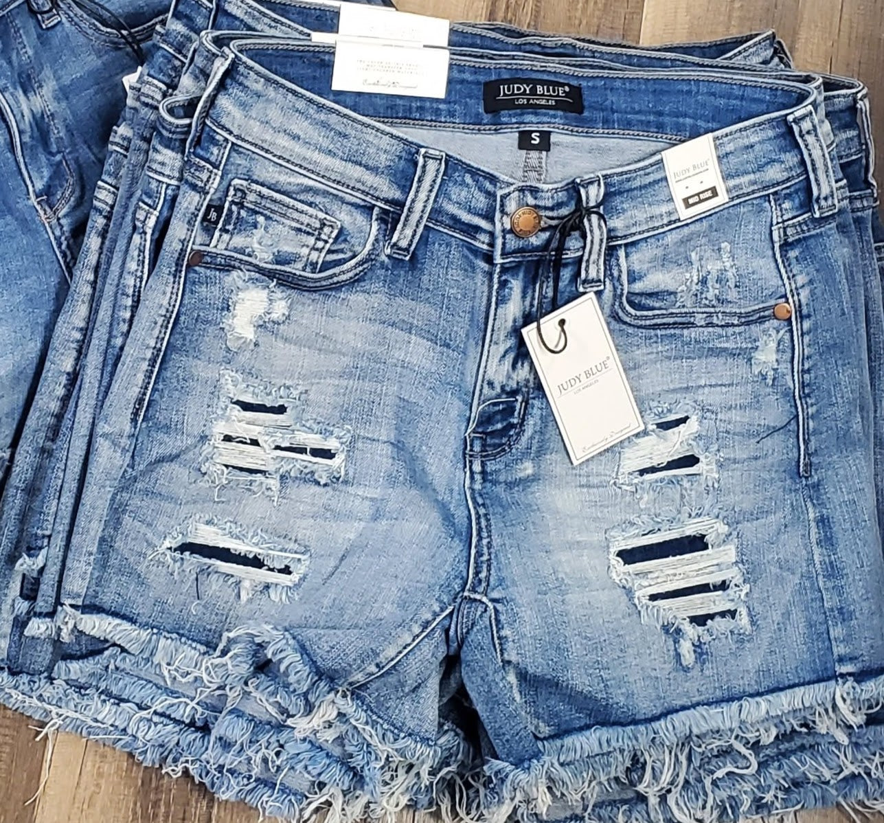 MID-RISE PATCH + WASHOUT CUT OFF SHORTS Judy Blue