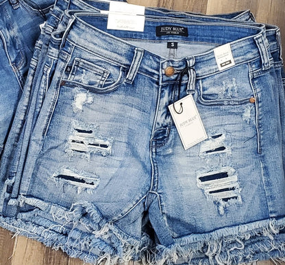 MID-RISE PATCH + WASHOUT CUT OFF SHORTS Judy Blue